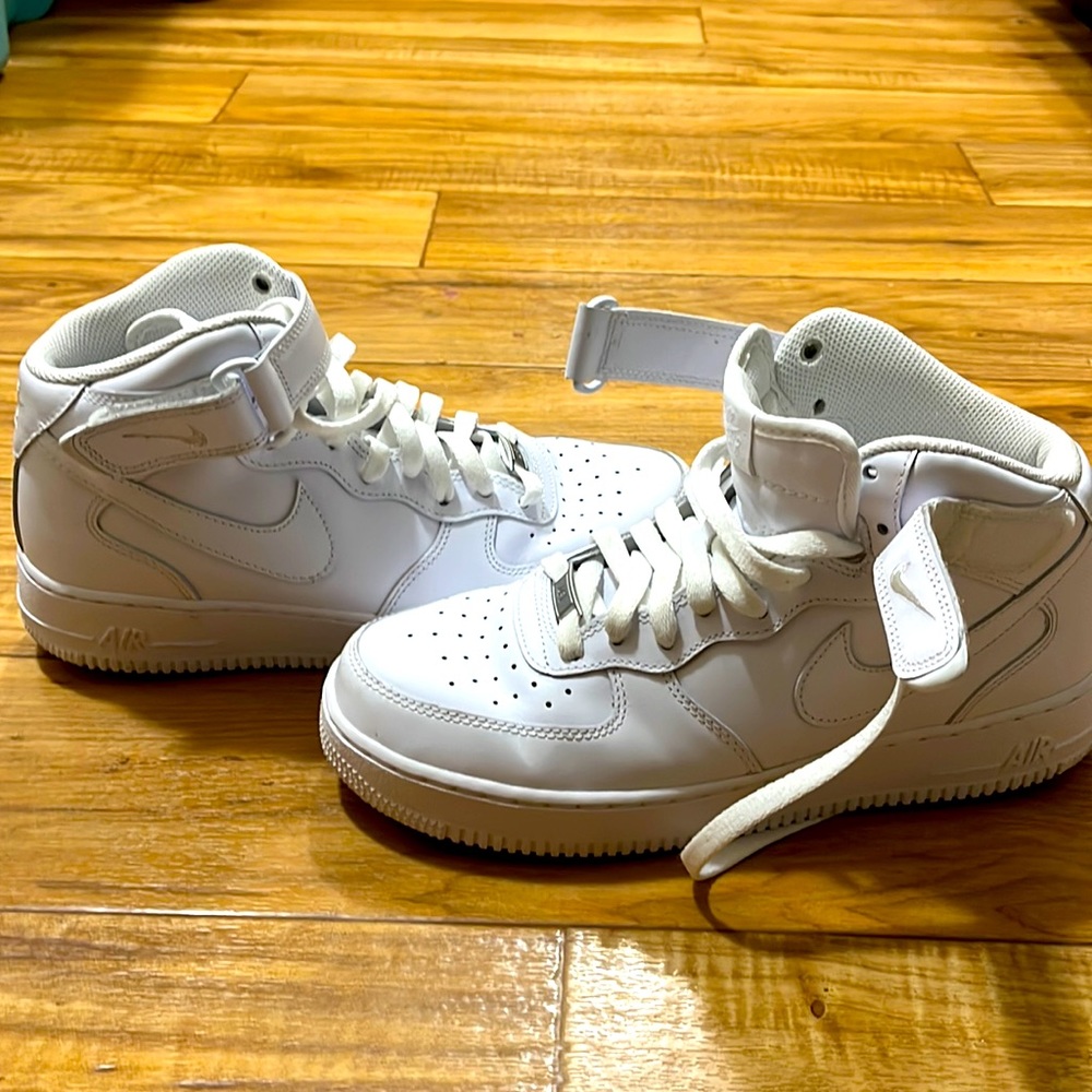 Size 8.5 in mens high top white, barely worn Nike Air